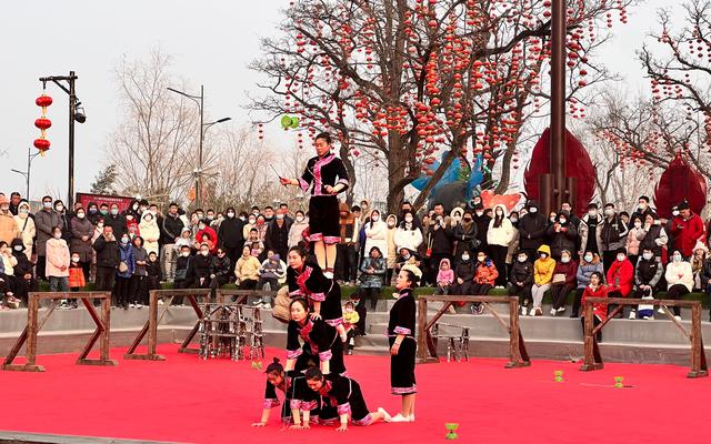 春節期間,河南開封萬歲山景區內遊客觀看民俗表演。 新京報記者 秦勝南 攝