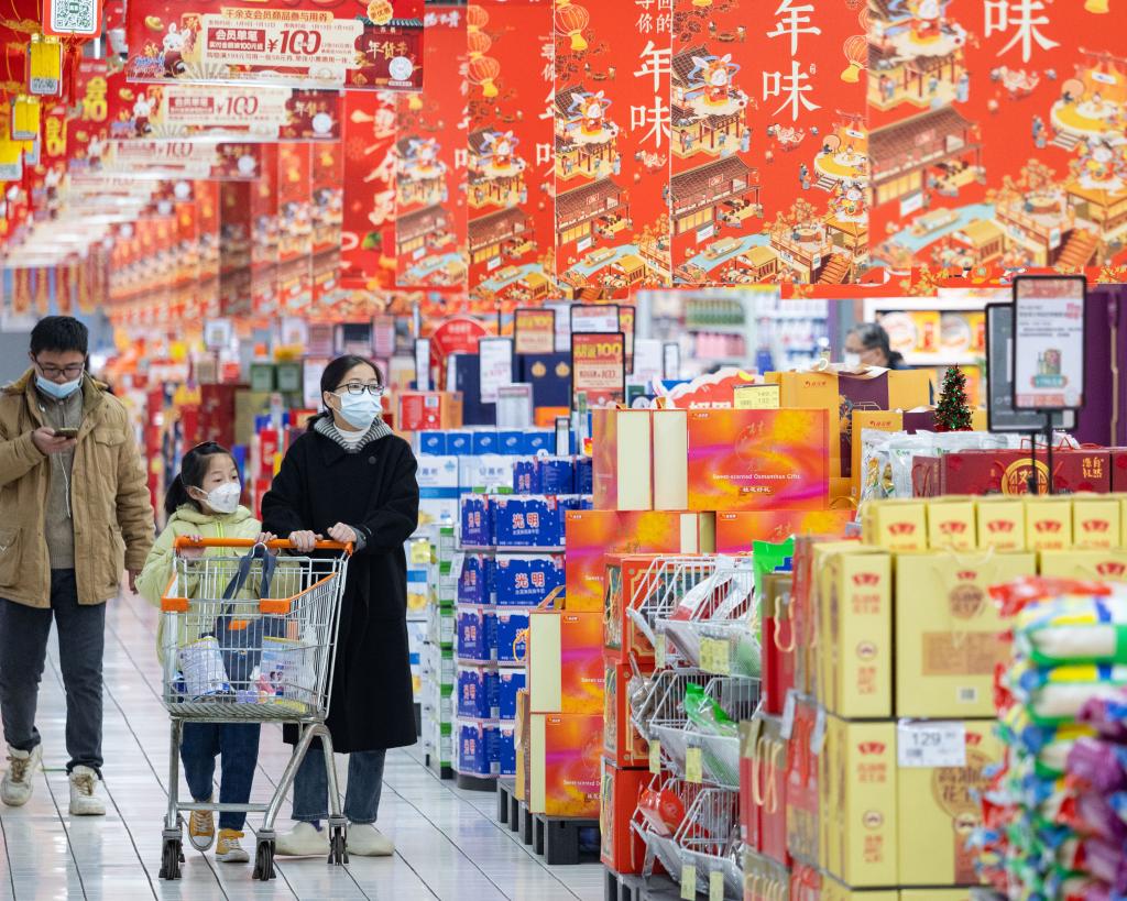 顾客在江苏省南京市一家超市选购商品。新华社发(苏阳 摄)