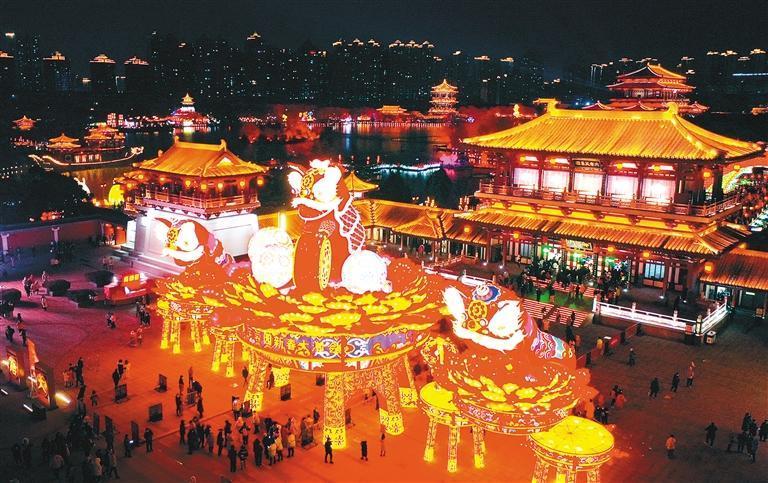 1月24日，夜幕降临，西安大唐芙蓉园内万盏花灯璀璨绽放。（新华社记者 刘潇 摄）