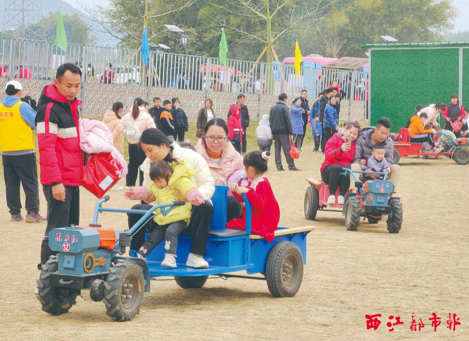 1月26日，在万秀区城东镇新建的都市农场内游客众多，不少游客带着孩子参加农家游乐项目。记者 何鎏 摄