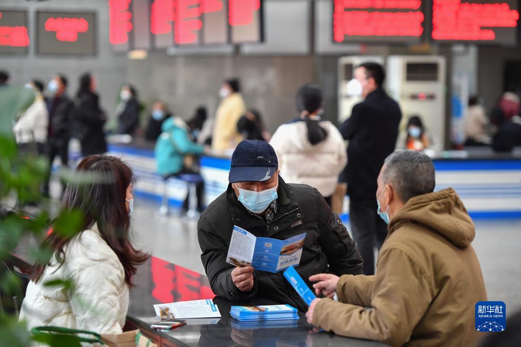 1月28日,在长沙市人力资源市场,求职者(中)了解用人单位的招聘简章。