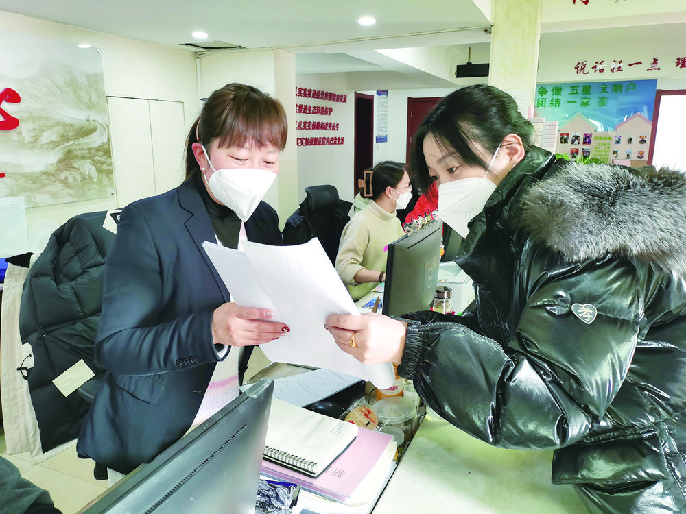 蒋晓芸为居民办理业务。西海全媒体记者 燕卓 摄