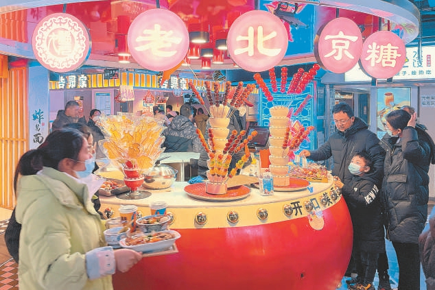 昨晚,王府井商圈一处美食广场食客络绎不绝。 本报记者 邓伟摄