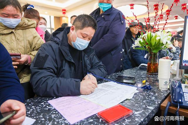 (图说:河南矿山集团销售大厅签单现场)