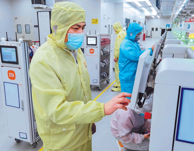 昨天,小米智能工厂的工作人员正紧张有序地工作。本报记者 吴镝摄
