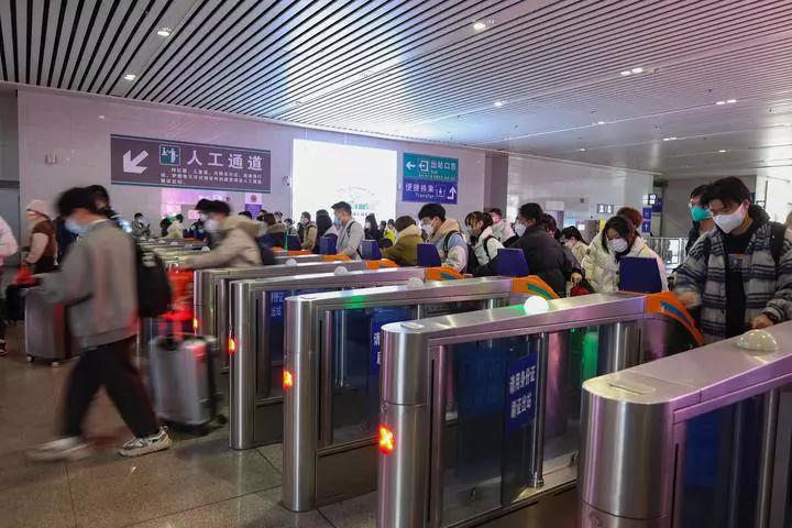 1月28日，旅客在江西南昌火车站检票进站。新华社记者 彭昭之 摄