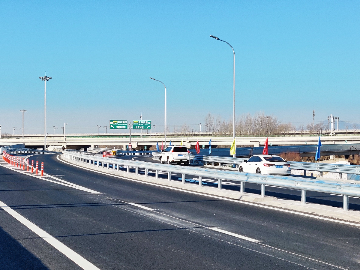 京雄高速六环至市界段通车,自南六环驾车去雄安缩短半小时。记者 常鸣/摄