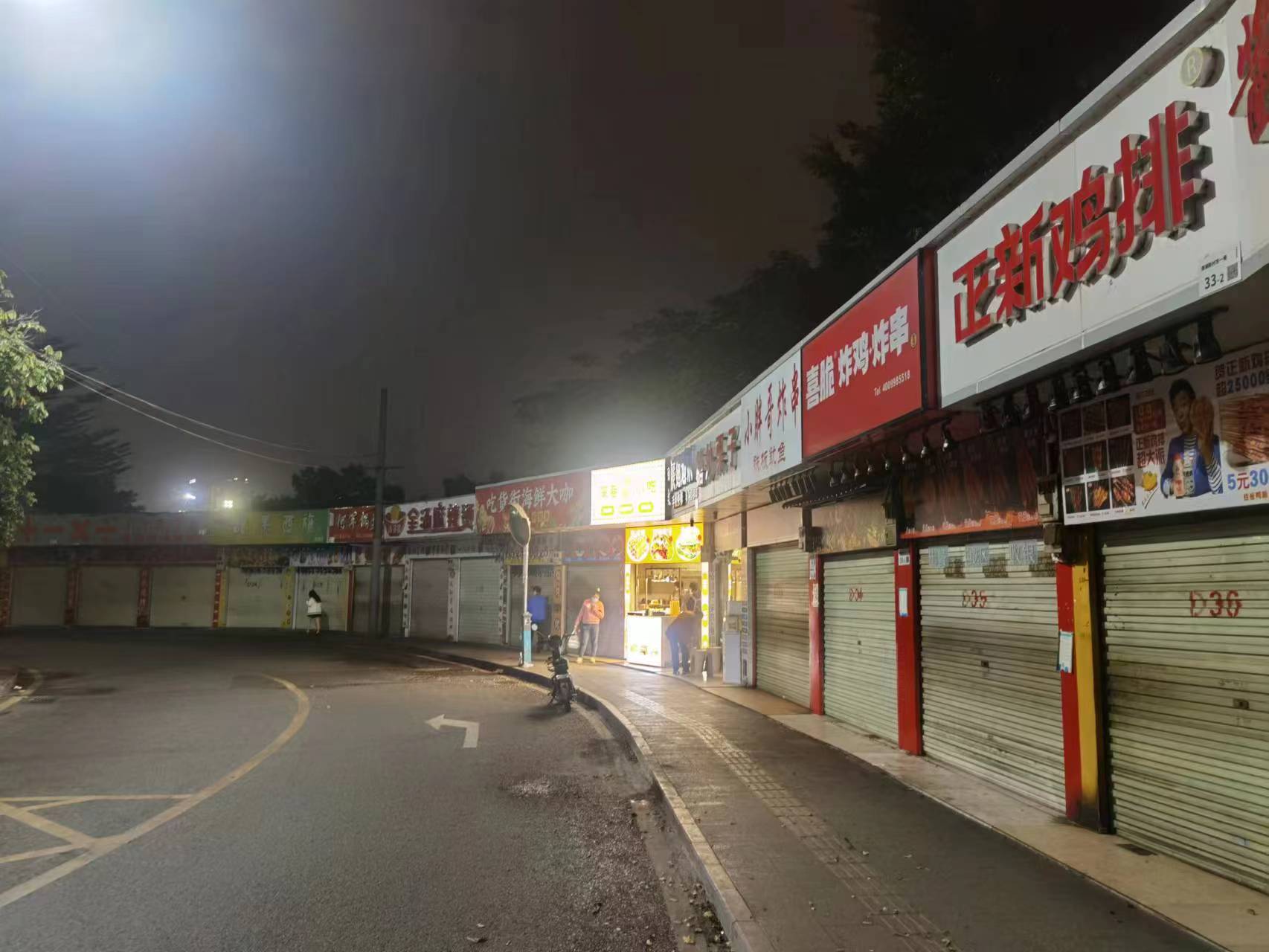 一排小吃店中,仅一家开业 陈熊海摄