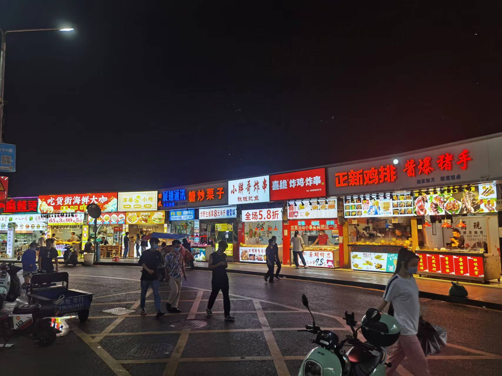 非春节期间,富士康旁城中村小吃店的景象 陈熊海摄