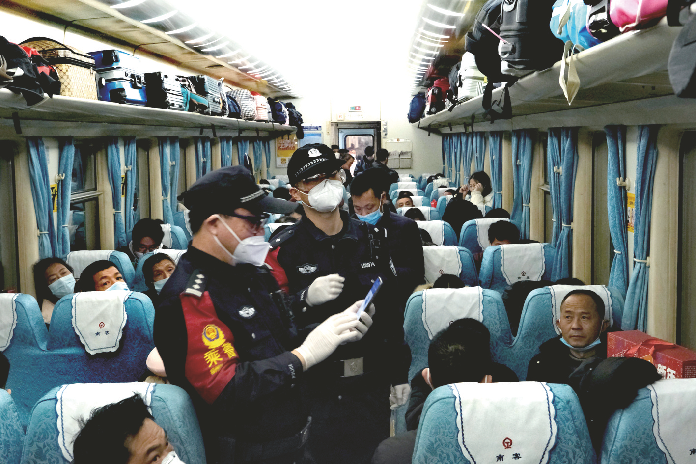乘警谢志平和廖武干在车厢内巡视 本报通讯员夏阳春摄