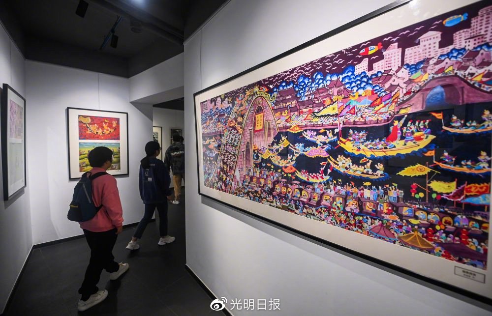 浙江嘉兴市秀洲区，游客在参观胜丰村菱珑湾农民画展馆。新华社发