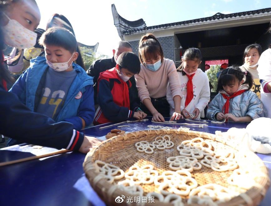 在湖南资兴市五岭农耕文明博物馆，工作人员指导学生手工制作套花。新华社发