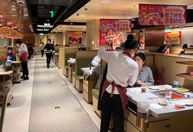 海底捞杭州湖滨银泰店座无虚席,受访者供图。