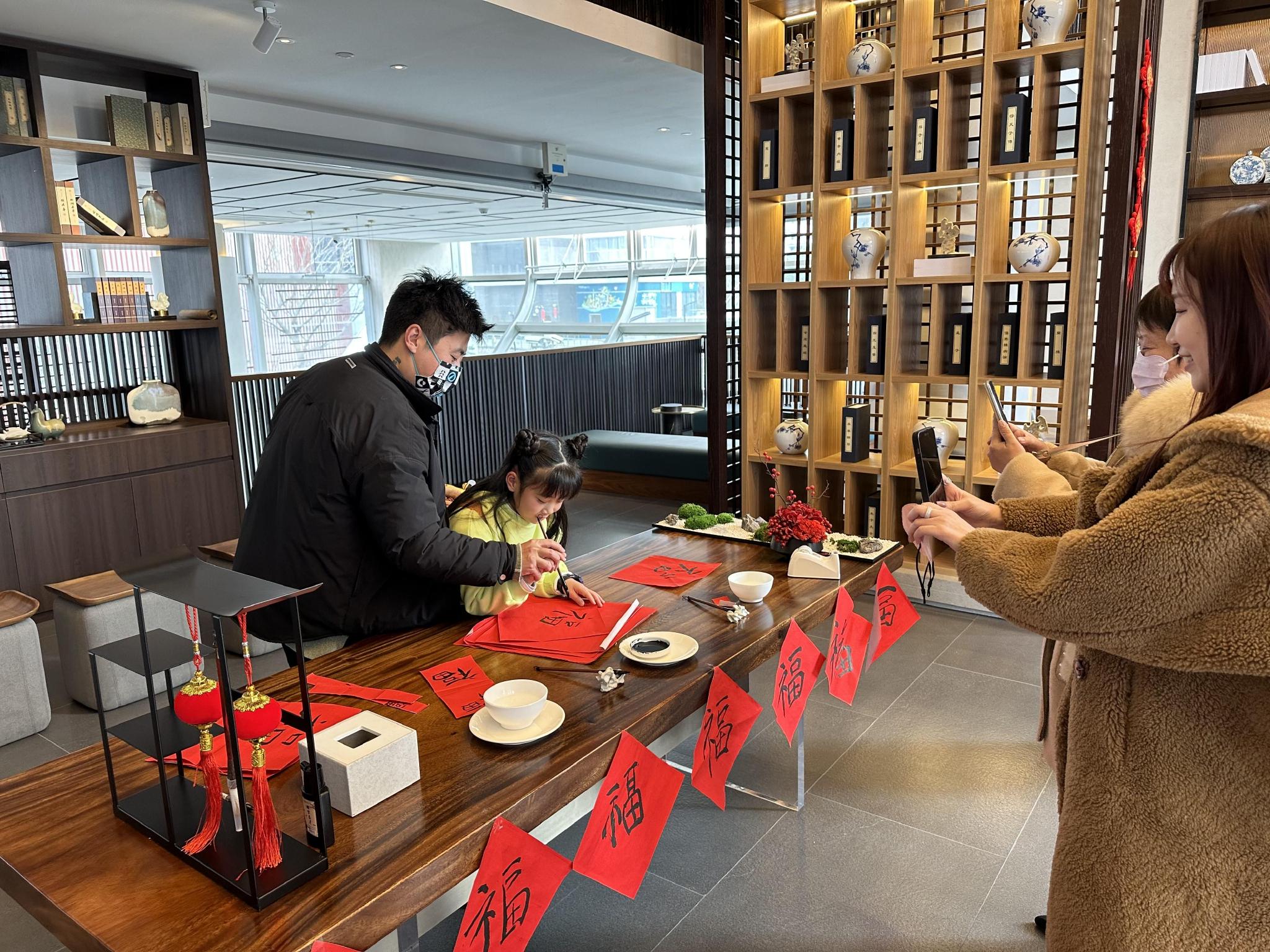 (住客在美豪酒管美豪雅致酒店苏州湾店互动 )