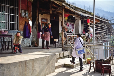 1月19日，在四川省绵阳市北川县曲山镇石椅村，村医赵太安入户走访重点人群，保障群众平安祥和过大年。新华社记者 张超群 摄