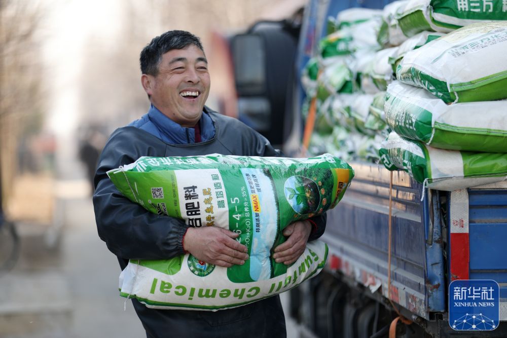 1月30日,山东省临沂市郯城县郯城街道东风村种粮大户范加江在搬运肥料。新华社发(张春雷摄)