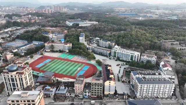 胡鑫宇生前就读学校致远中学全貌 图片来源:视觉中国 VCG111420152851