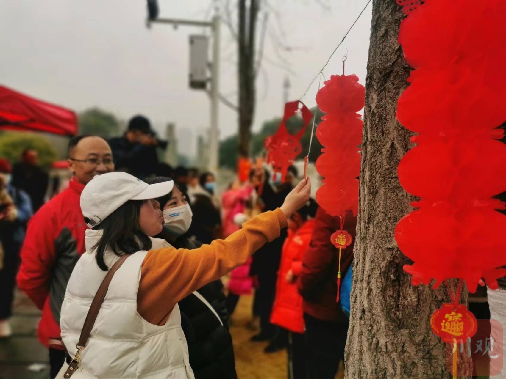 市民参与现场活动。周玉琴 摄