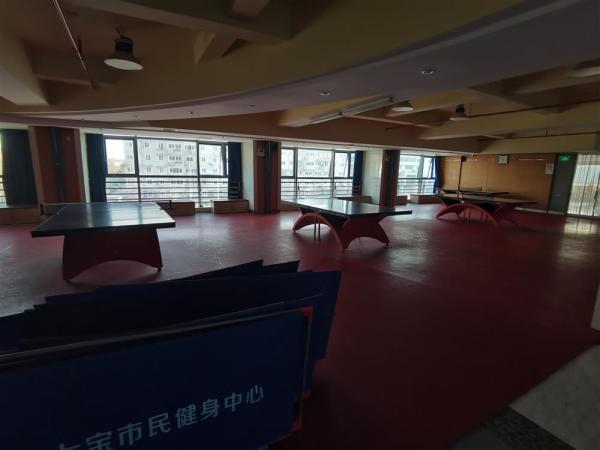 △图为七宝镇社区文化活动中心里,以前最热闹的3楼灯都没有开。