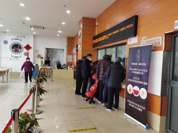 △天宝路881号的嘉兴路街道1号市民驿站的社区食堂里,老人正在排队买餐。但社区食堂出于疫情考虑仍不许堂食。