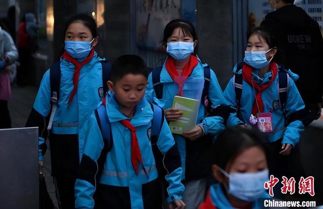 重慶市中小學陸續迎來開學,學生們陸續進入校園。 陳超 攝