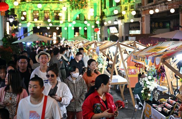 2月4日，游客在海口骑楼老街逛市集。新华社记者郭程 摄