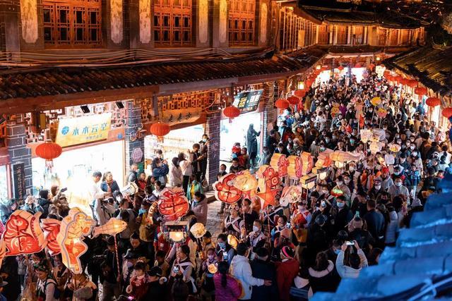 2月5日，游客在丽江古城赏花灯。（丽江古城保护管理局供图）