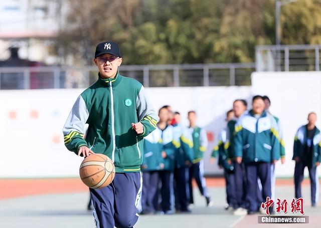 資料圖:甘肅省蘭州市城關區蘭州外國語高級中學,學生在室外上體育課。中新社記者 高展 攝
