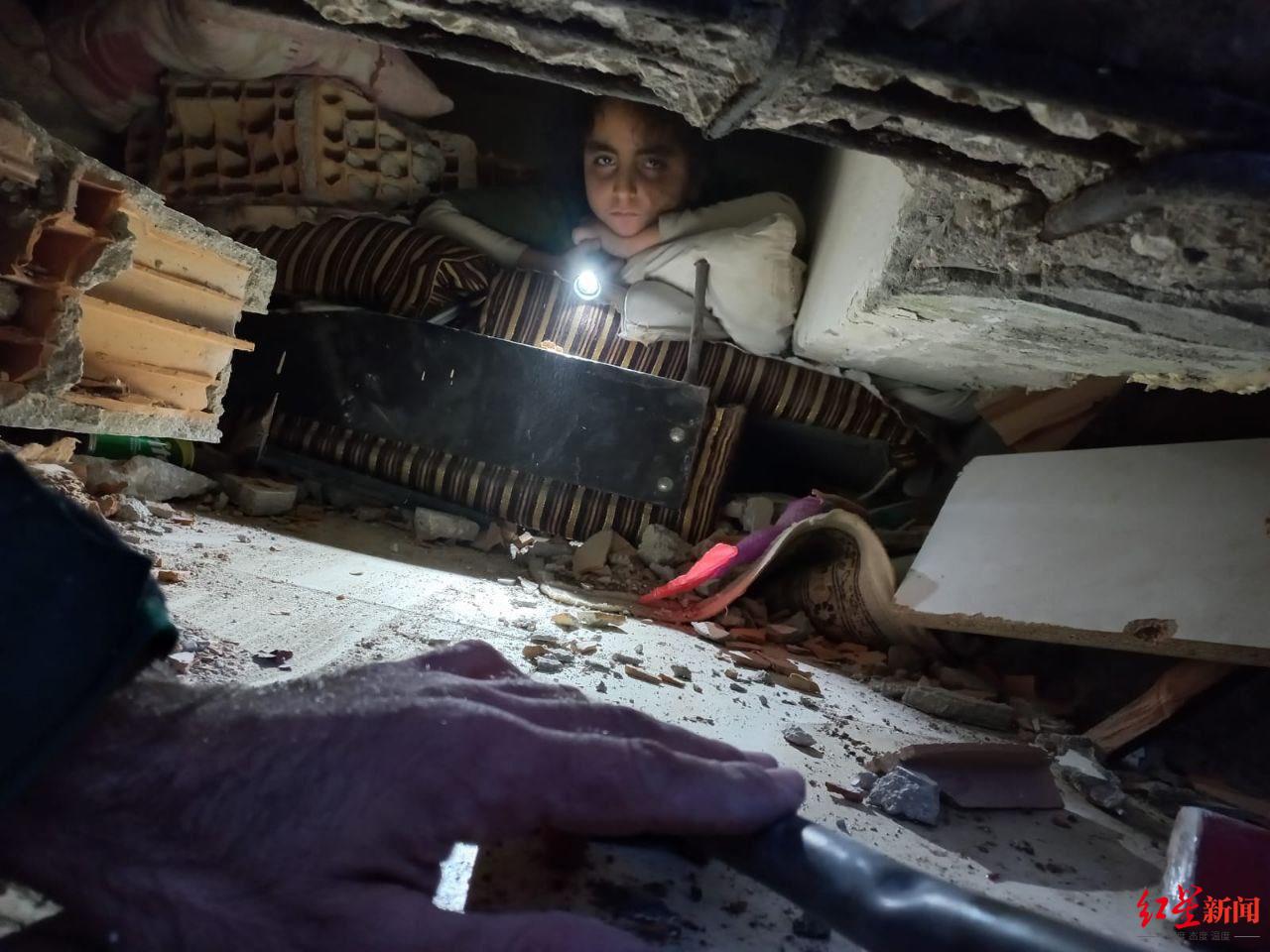 ↑土耳其地震后，许多人被埋在废墟下