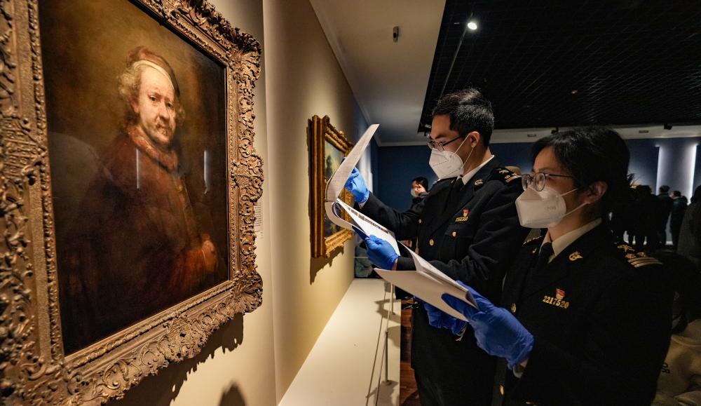 英国国家美术馆珍藏展吸引大批观众入馆参观。(钱坤 摄)