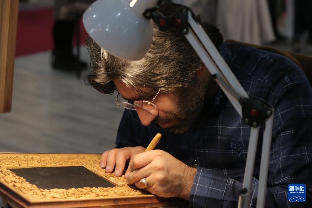 　　2月7日，参展商在伊朗德黑兰展示手工艺品制作技艺。