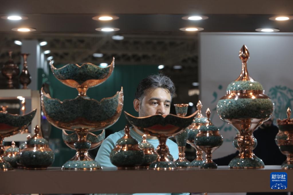 　　2月7日，参展商在伊朗德黑兰整理手工艺品。