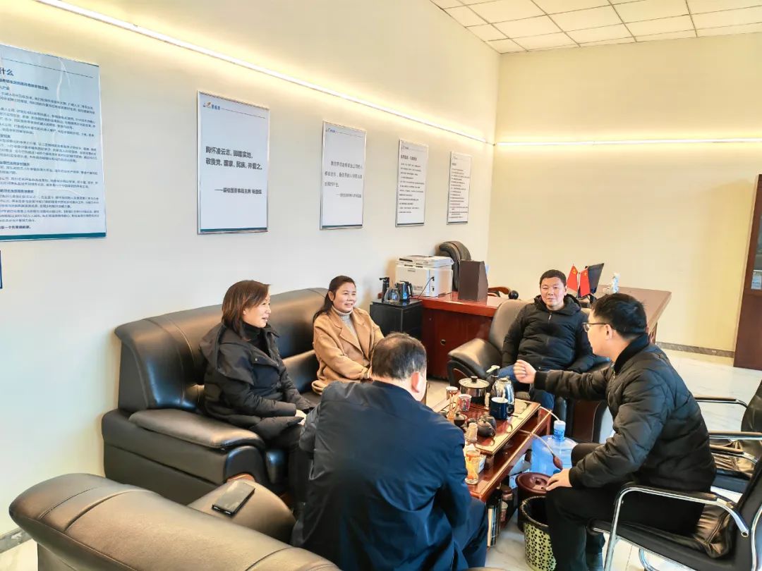 (林阳向调研组一行介绍项目相关情况)