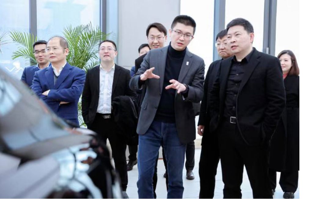网传余承东(右一)等人到访阿维塔参观新车 来源:网络