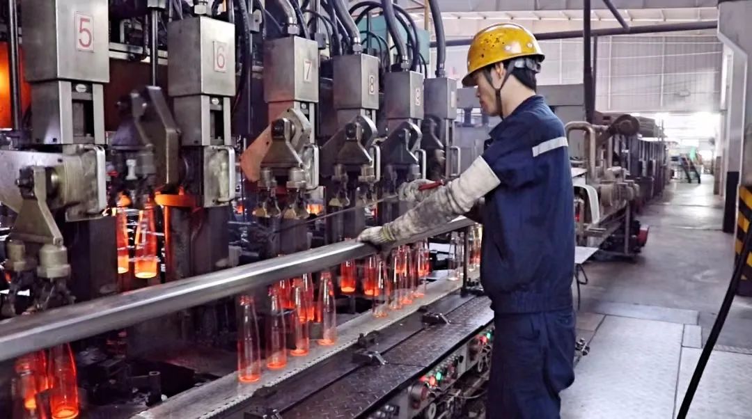 华兴玻璃车间内产品成型。