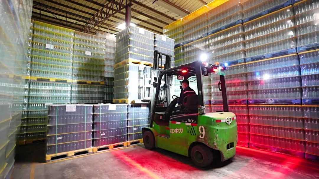 仓库工作人员进行叉车作业。