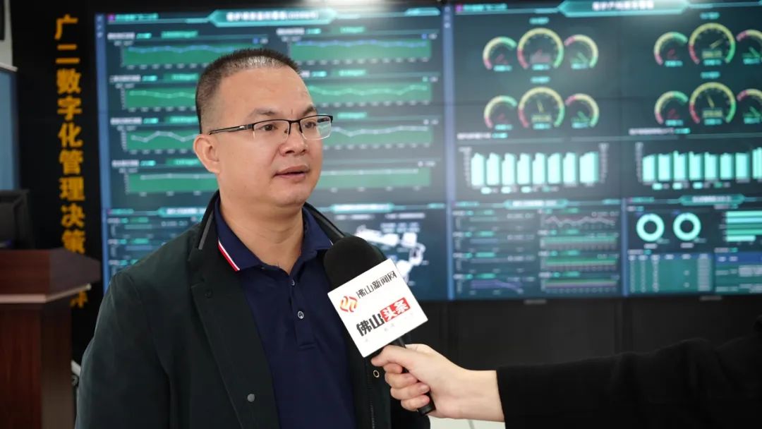 华兴玻璃生产副总经理梁健铭接受记者采访。