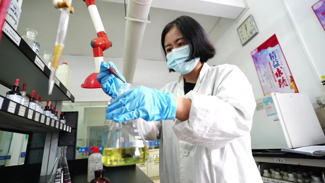 研究人员在实验室做实验。