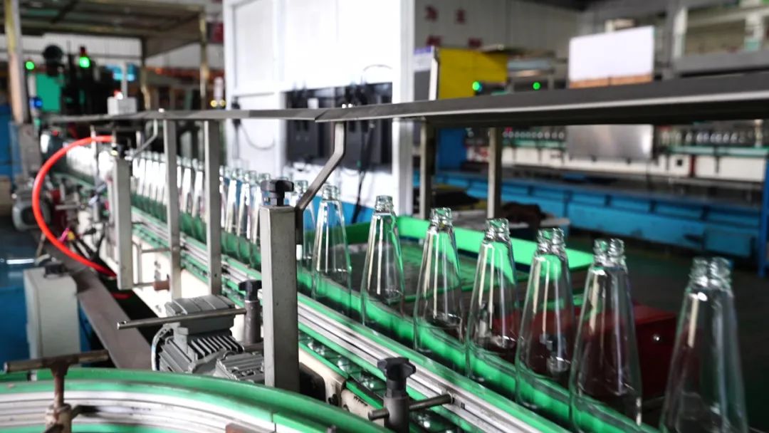 华兴玻璃车间内生产线。