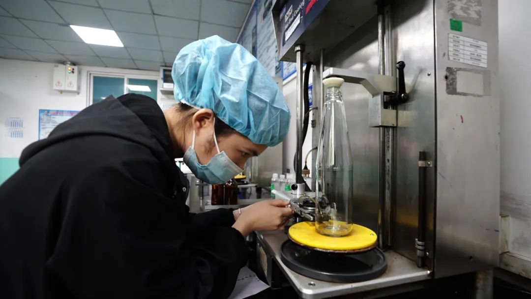 员工对产品进行抽检。