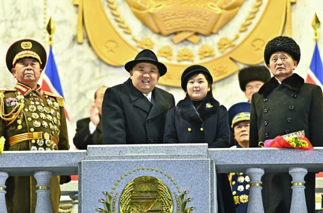 金正恩及其女儿在阅兵式主席台上,前排左为劳动党中央军事委员会副委员长李炳哲,右为总理金德训。图/劳动新闻