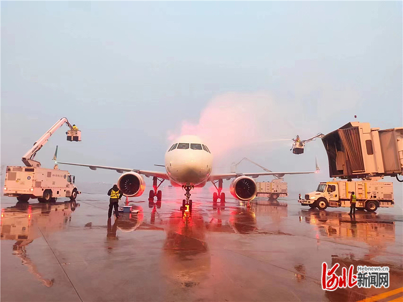 图为石家庄机场人员在为出港航班飞机除冰雪作业。河北日报通讯员周雨摄