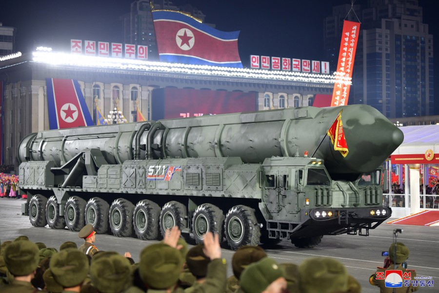 朝鲜举行建军75周年阅兵式 新型洲际弹道导弹亮相