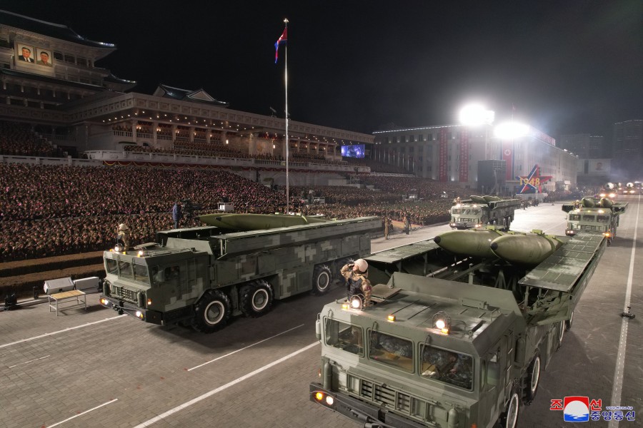 朝鲜举行建军75周年阅兵式 新型洲际弹道导弹亮相