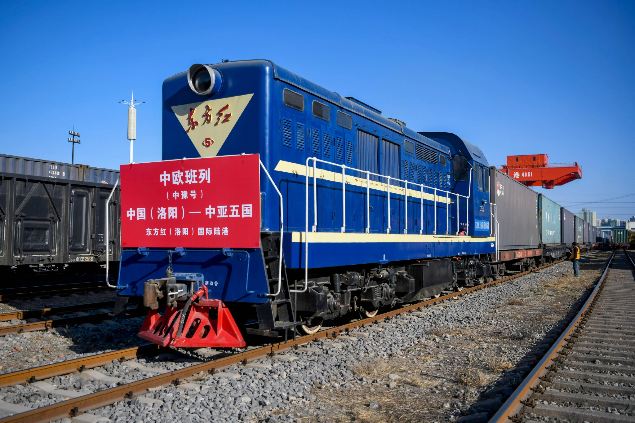 【新年开新局 奋战‘开门红’】国机集团近百台“东方红”搭乘中欧班列抵达中亚五国|洛阳市|东方红|中亚_新浪新闻
