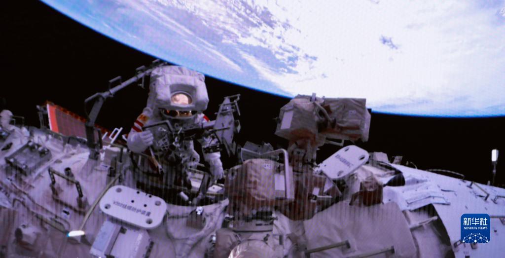 2月9日在北京航天飞行控制中心拍摄的神舟十五号航天员费俊龙开展舱外操作的画面。新华社记者 刘芳 摄