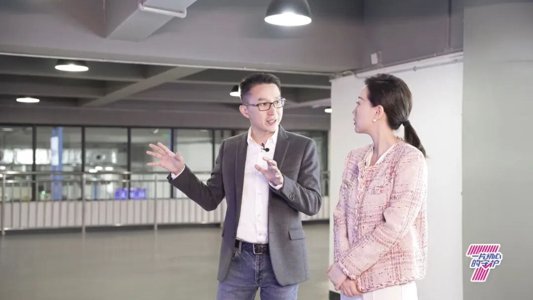 恒安集团总裁许清流带领常婷参观七度空间工厂