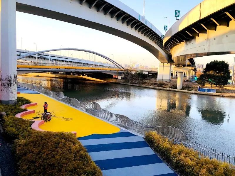 中环北虹立交桥下空间与苏州河岸线贯通后的滨水步道融为一体。摄于2021年1月