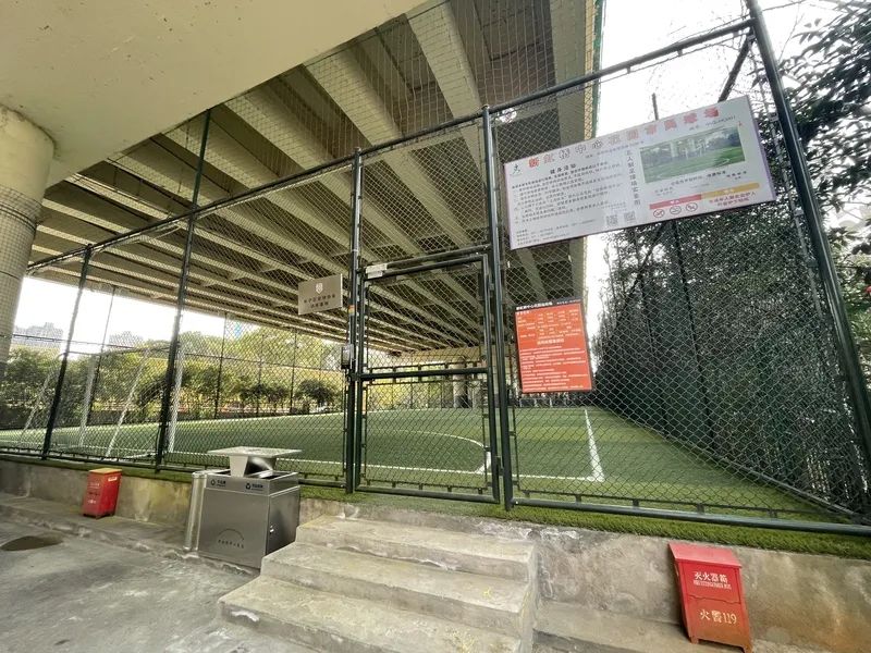 桥下足球场和篮球场都尽可能利用每一寸可用空间。
