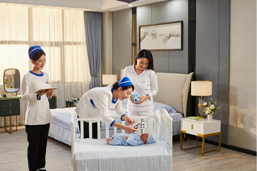 母婴护理师进行新生儿早教
